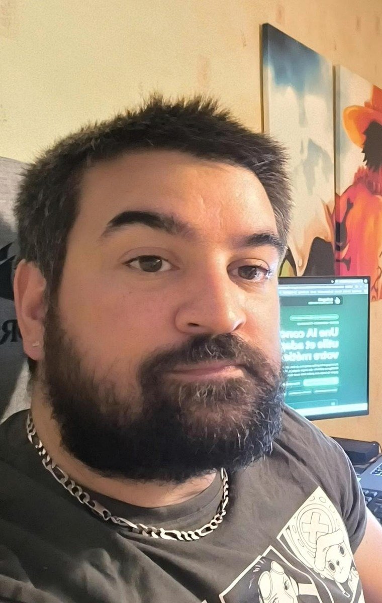 David Savarino devant son espace de travail dans l’Ain