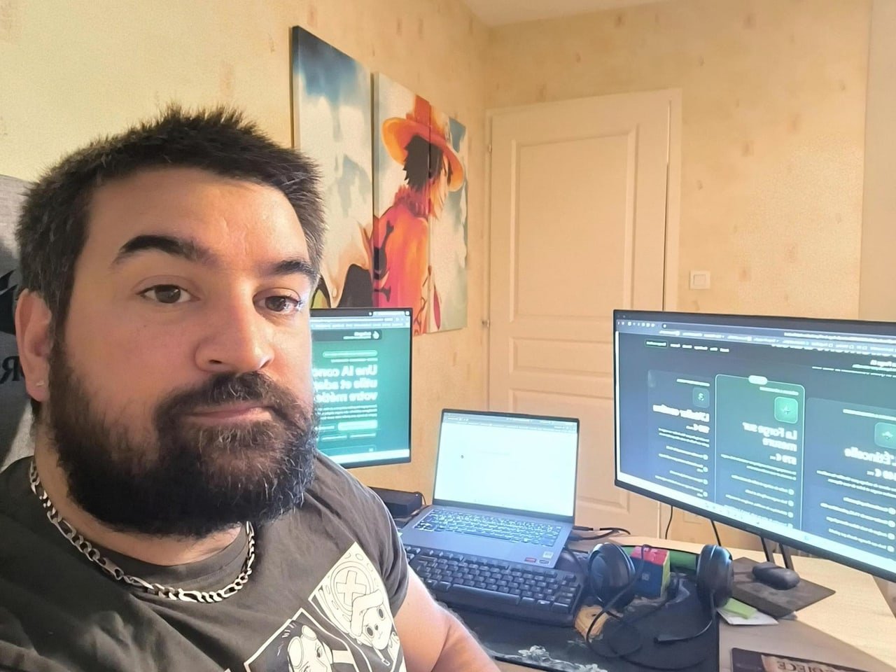 David Savarino devant son espace de travail, avec La Forge IA affichée sur ses écrans